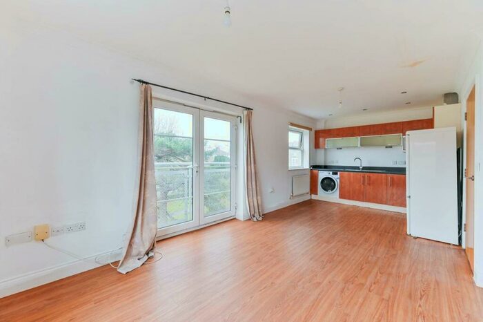 2 Bedroom Flat To Rent In Solar Court, East Croydon, Croydon, CR0