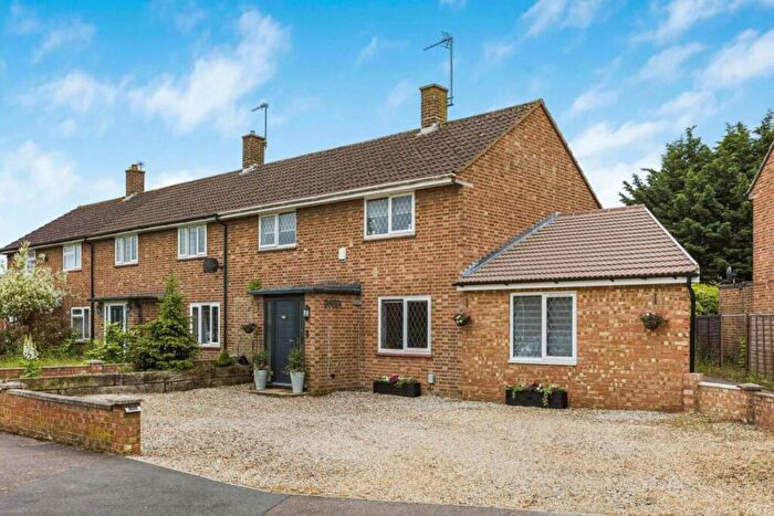 4 Bedroom End Of Terrace House For Sale In Puttocks Drive, Welham Green, AL9