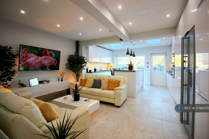 5 Bedroom Semi-Detached House To Rent In Lorne Close, Slough, SL1
