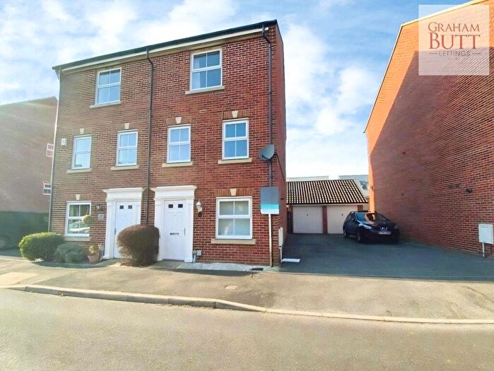 4 Bedroom Semi-Detached House To Rent In Hollist Chase, Wick, Littlehampton, West Sussex, BN17