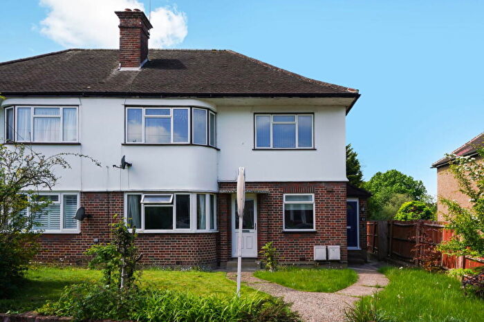 2 Bedroom Maisonette For Sale In Harlyn Drive, Pinner, HA5