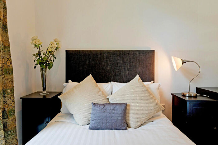 2 Bedroom Apartment To Rent In South Quay Square, Canary Wharf, E14