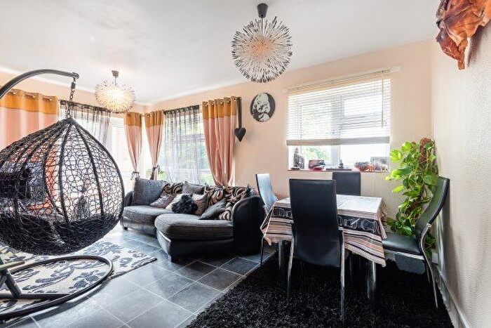 2 Bedroom Flat To Rent In Grove Hill, London, E18