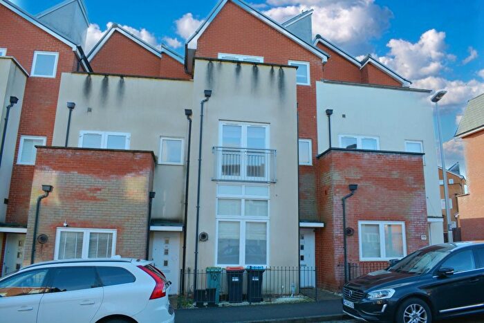 Town House To Rent In Sinatra Drive, Oxley Park, Milton Keynes, MK4