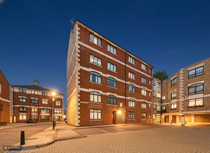 1 Bedroom Flat To Rent In Clifton Court, Corner Hall, Hemel Hempstead, Hertfordshire, HP3