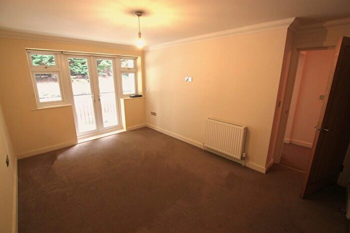 3 Bedroom Flat To Rent In Queens Park Avenue, BH8