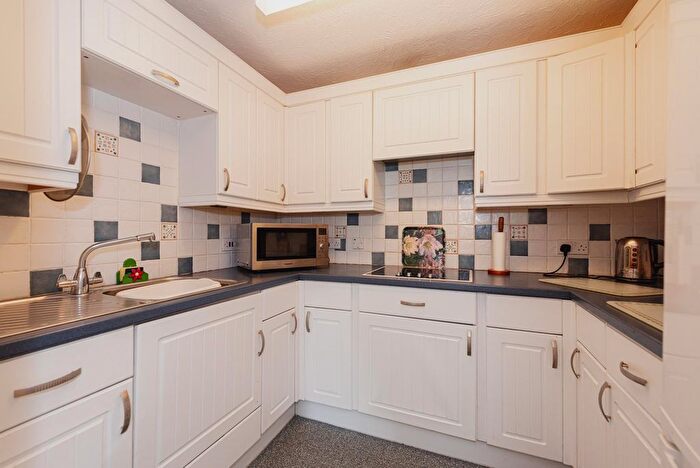 2 Bedroom Flat To Rent In Belmont Road, Leatherhead, KT22