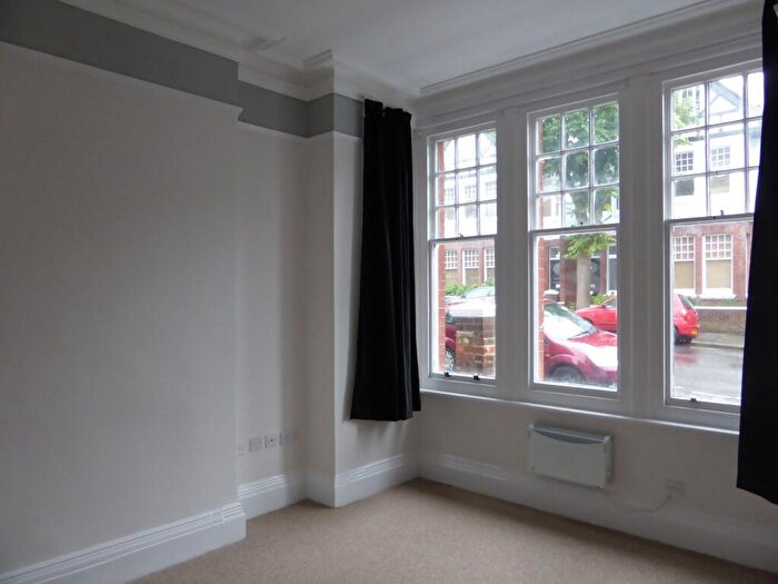 Studio To Rent In York Avenue -, P10