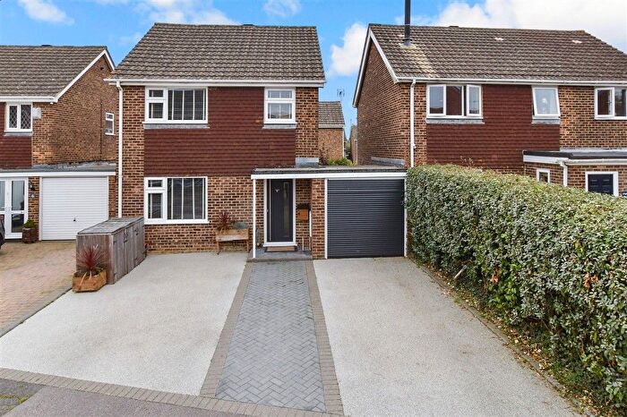 3 Bedroom Link Detached House For Sale In Weavers Close, Staplehurst, Kent, TN12