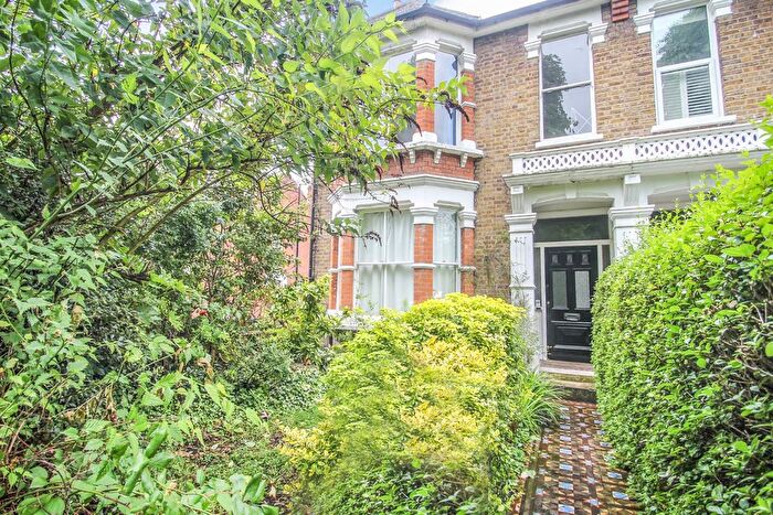 3 Bedroom Flat To Rent In Bushwood, Leytonstone, London, E11