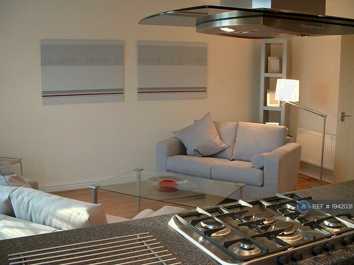 2 Bedroom Flat To Rent In Stretford Road, Manchester, M15