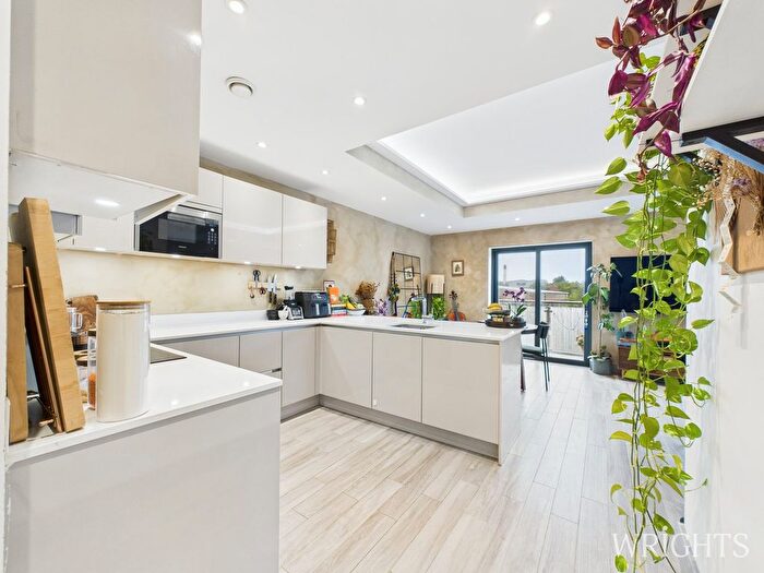 2 Bedroom Flat For Sale In Groom Place, Welwyn Garden City, AL7