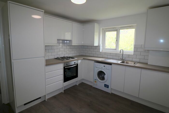 3 Bedroom Flat To Rent In Springhill Close, London, SE5