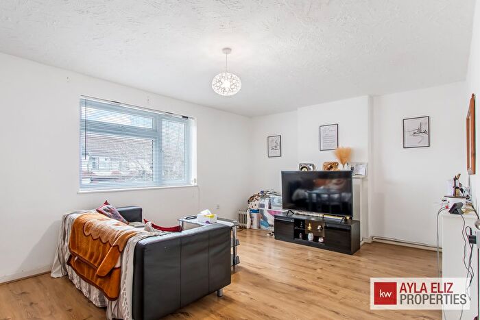 2 Bedroom Flat For Sale In Tottenhall Road, London, N13