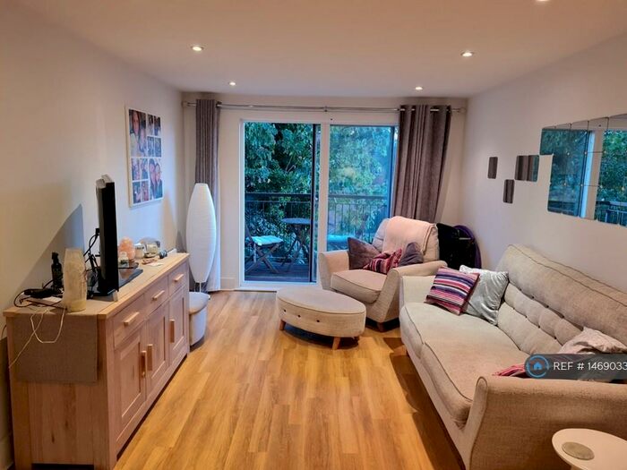 2 Bedroom Flat To Rent In Capitol Square, Epsom, KT17