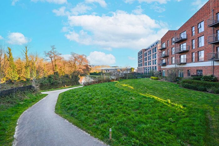 2 Bedroom Flat To Rent In Walnut Tree Close, Guildford, GU1