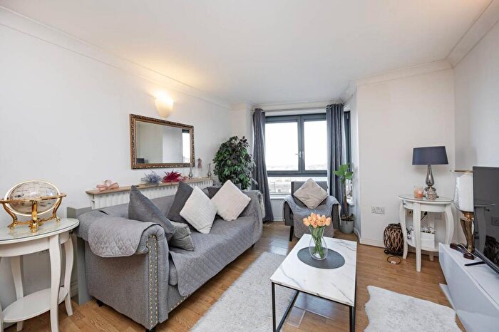 2 Bedroom Flat To Rent In Lewis Gardens, Stoke Newington, London, N16