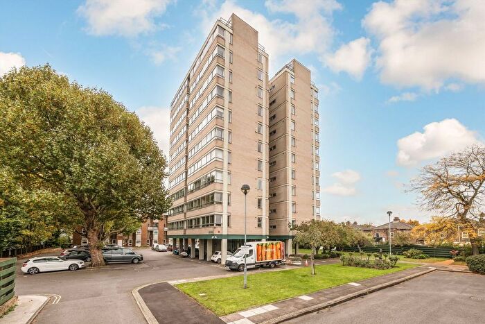 3 Bedroom Flat For Sale In Lower Mortlake Road, Richmond, TW9