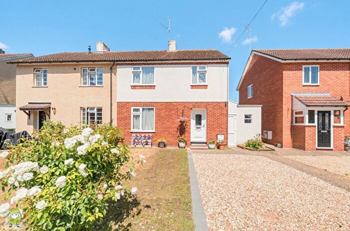 3 Bedroom Semi-Detached House For Sale In Burnham Road, Tadley, Hampshire, RG26