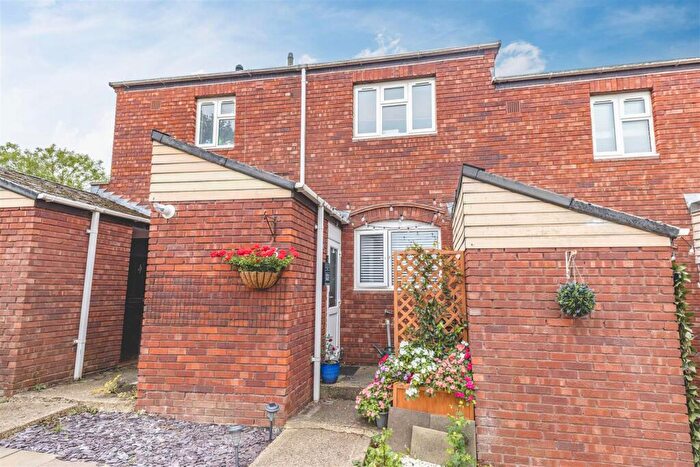 1 Bedroom Maisonette For Sale In Burton Way, Windsor, SL4