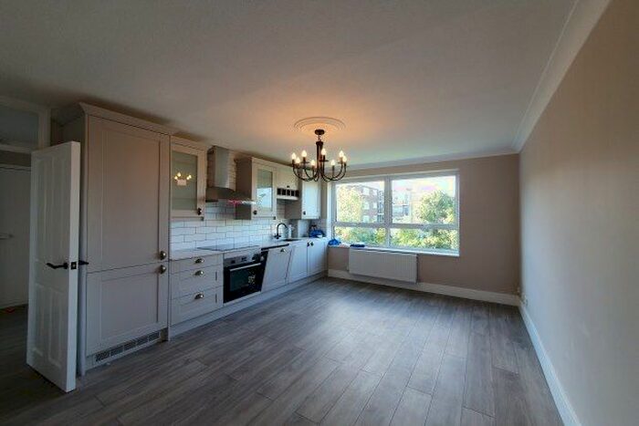 2 Bedroom Property To Rent In Heathdene, London, N14