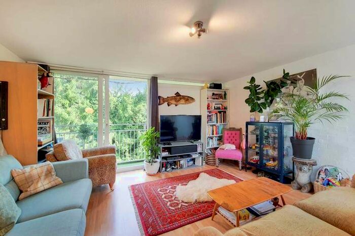 3 Bedroom Maisonette Flat To Rent In Grangedale Close, Northwood, HA6