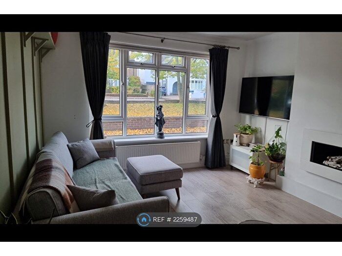 2 Bedroom Flat To Rent In The Ridgeway, Stanmore, HA7