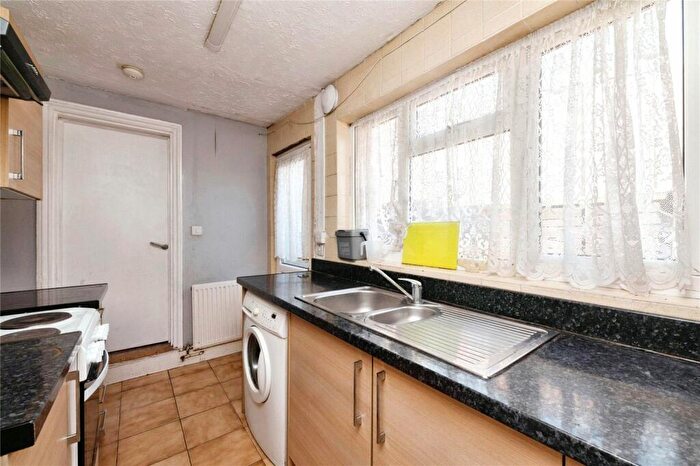 2 Bedroom End Of Terrace House For Sale In Argyll Road, Grays, Essex, RM17