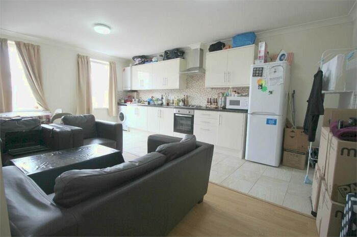 2 Bedroom Flat To Rent In Bethnal Green Road, Bethnal Green, London, E2
