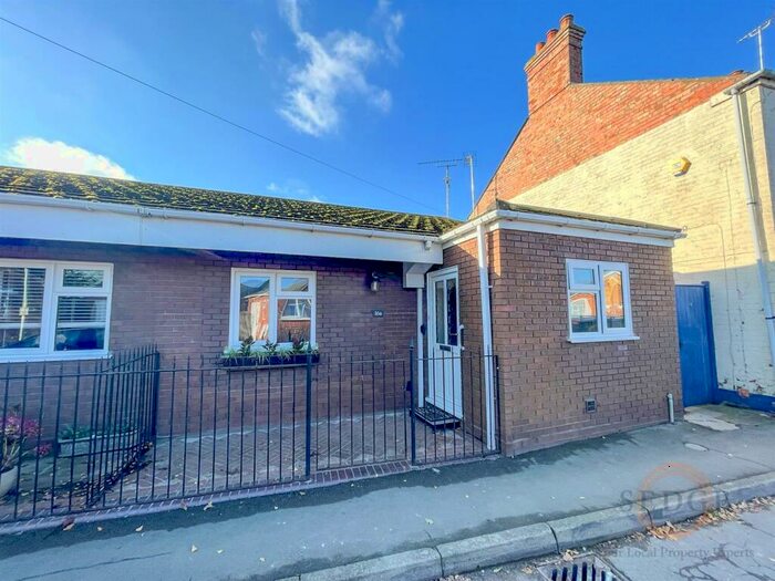 2 Bedroom Semi-Detached Bungalow To Rent In Fishpond Lane, Holbeach, Spalding, PE12