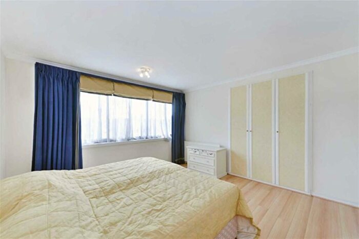 3 Bedroom Flat To Rent In Queens Terrace, St John's Wood, NW8