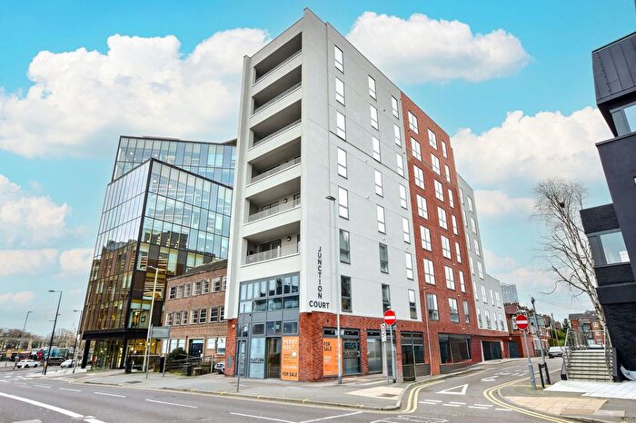 2 Bedroom Flat For Sale In Junction Court, Watford, WD17