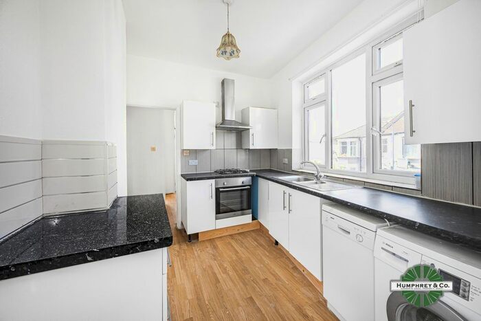 2 Bedroom Flat To Rent In Jersey Road, Ilford, IG1