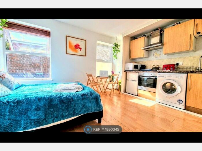 Studio To Rent In Hampton, London, TW12