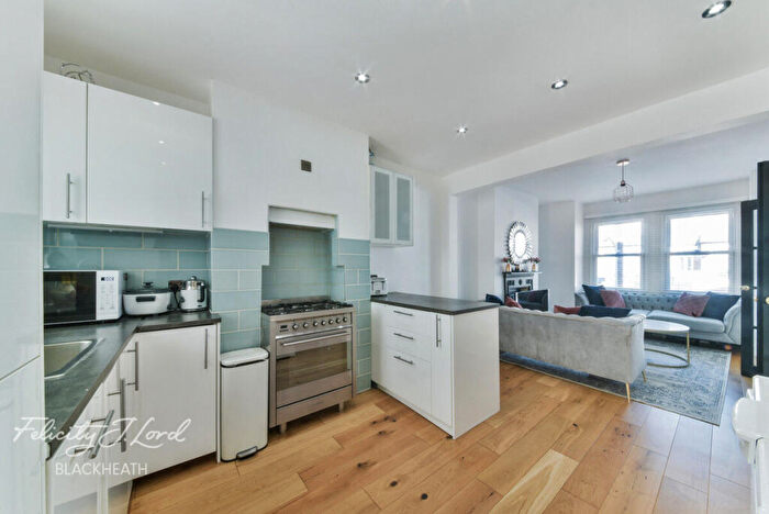 3 Bedroom Terraced House For Sale In Swingate Lane, Plumstead, SE18