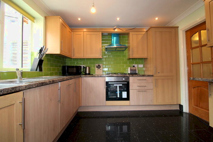 3 Bedroom Ground Flat To Rent In Rochester Avenue, Upton Park, E13