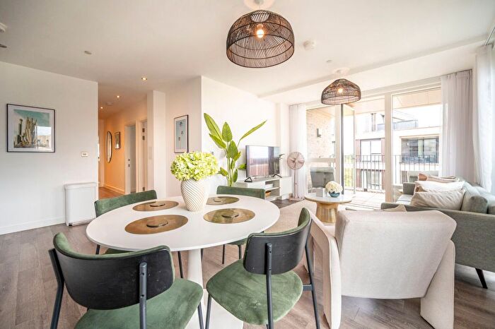 2 Bedroom Flat To Rent In Madison Way, Stratford, London, E20