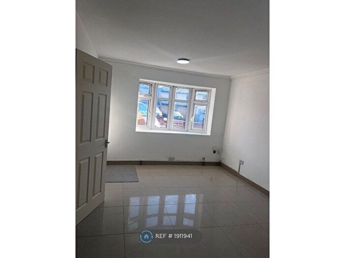 5 Bedroom Semi-Detached House To Rent In Duke Road, Ilford, IG6