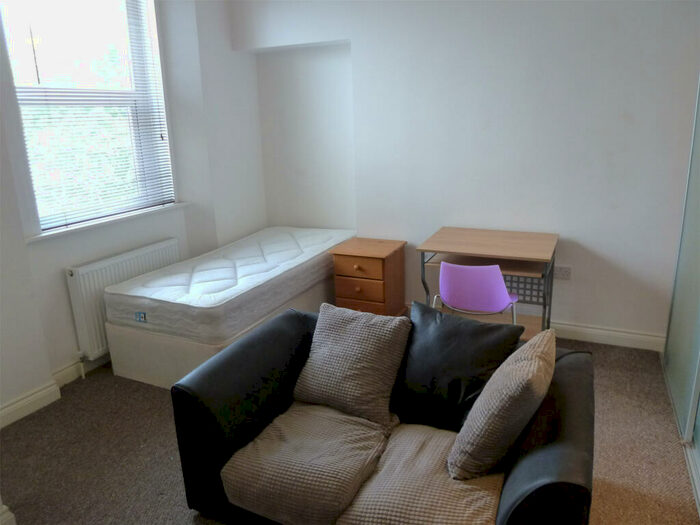 Studio To Rent In Whitefield Tce, Flat, PL4