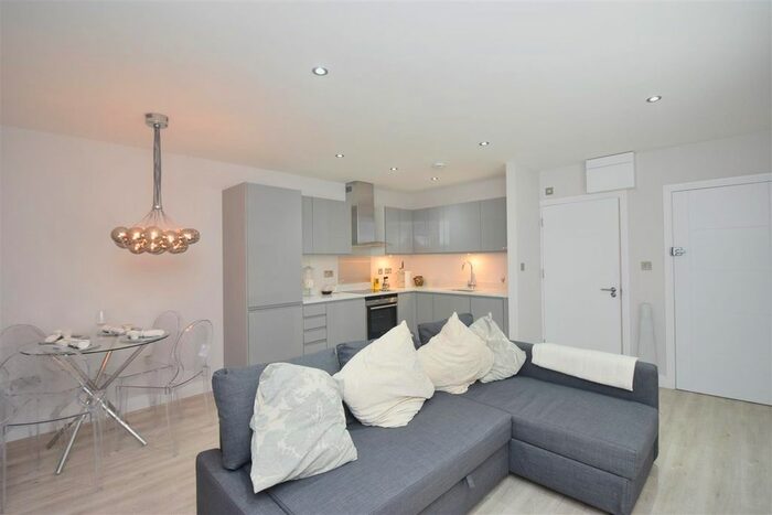 2 Bedroom Flat To Rent In The Gate House, Hampton Hill, TW12