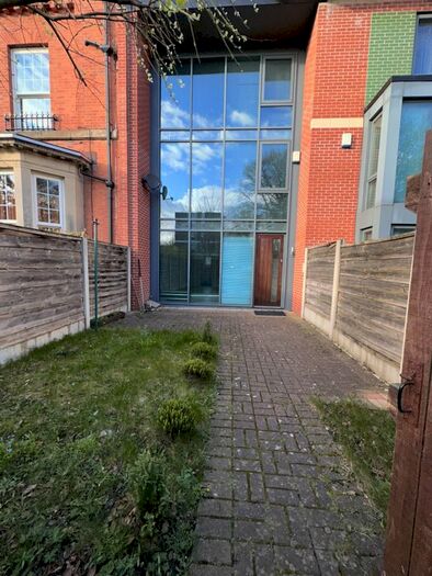 4 Bedroom Town House To Rent In Bury Old Road, Salford, M7