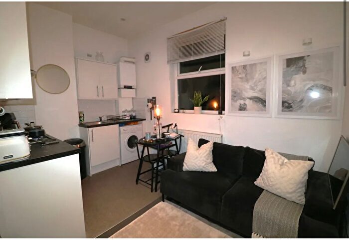 1 Bedroom Flat To Rent In Brixton Hill, London, SW2