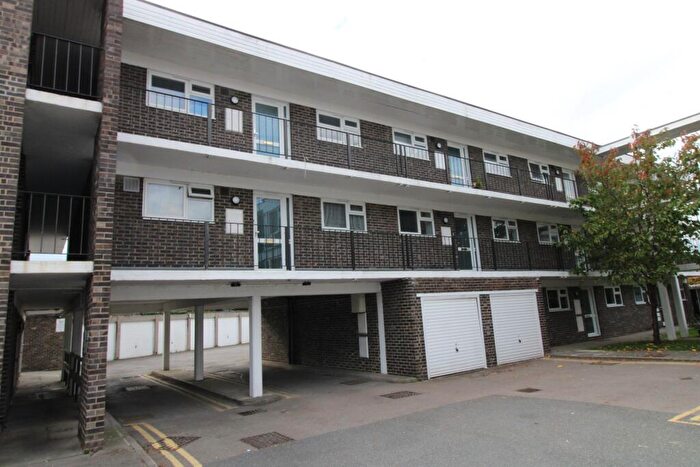 2 Bedroom Apartment For Sale In Burwood Court, Goldlay Avenue, Chelmsford, CM2