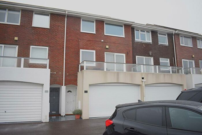 4 Bedroom Town House To Rent In Sea Front, Hayling Island, PO11