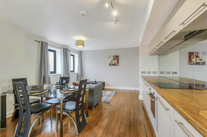 3 Bedroom Flat To Rent In Greenhouse, Leeds, LS11