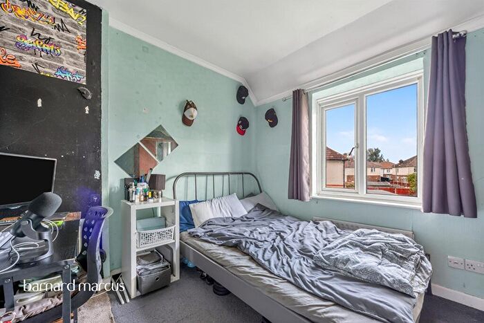 3 Bedroom Semi Detached House For Sale In Alexandra Road, Mitcham, CR4