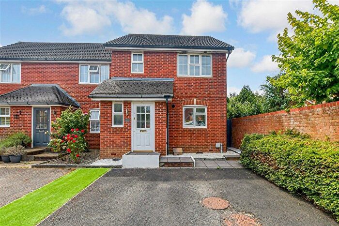 3 Bedroom Semi Detached House For Sale In Kestrel Close, Kingsnorth, Ashford, Kent, TN23