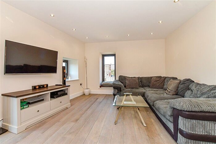2 Bedroom Flat For Sale In Lyons Crescent, Tonbridge, Kent, TN9