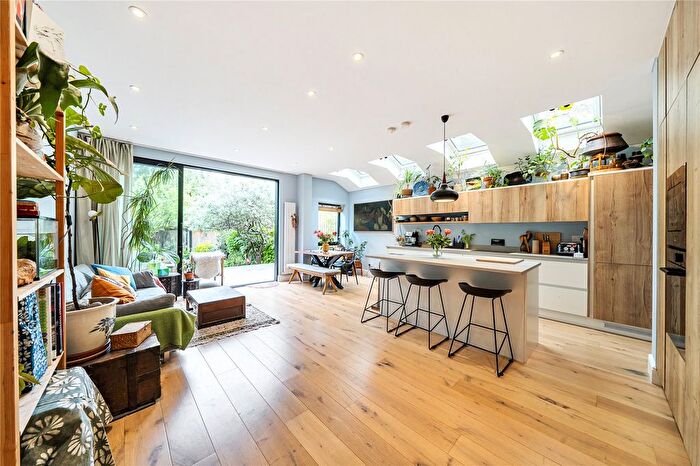 3 Bedroom Flat For Sale In Rosebery Road, London, N10