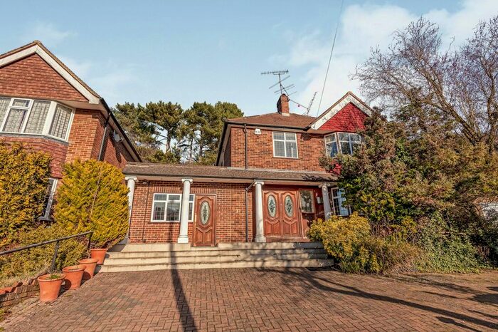 3 Bedroom Detached House To Rent In Chapel View, South Croydon, CR2